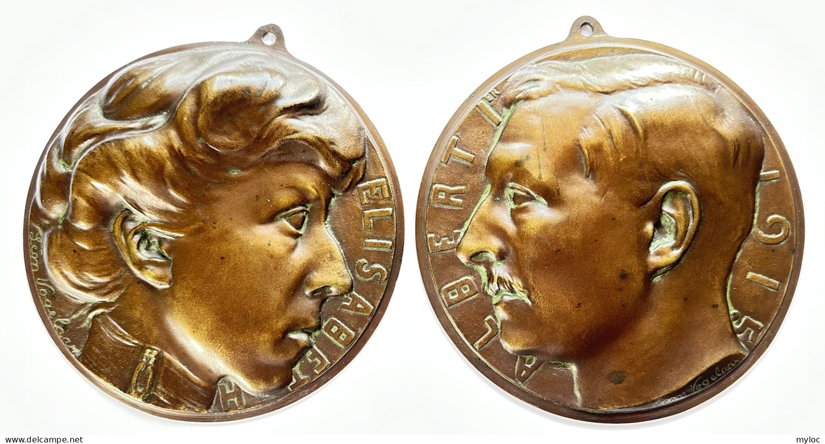 2 Plaquettes En Bronze  Albert Et Elisabeth. Léon Vogelaar. Propriété Frey Frères. Vendu Au Bénéfice Des Orphelins. - Monarquía / Nobleza