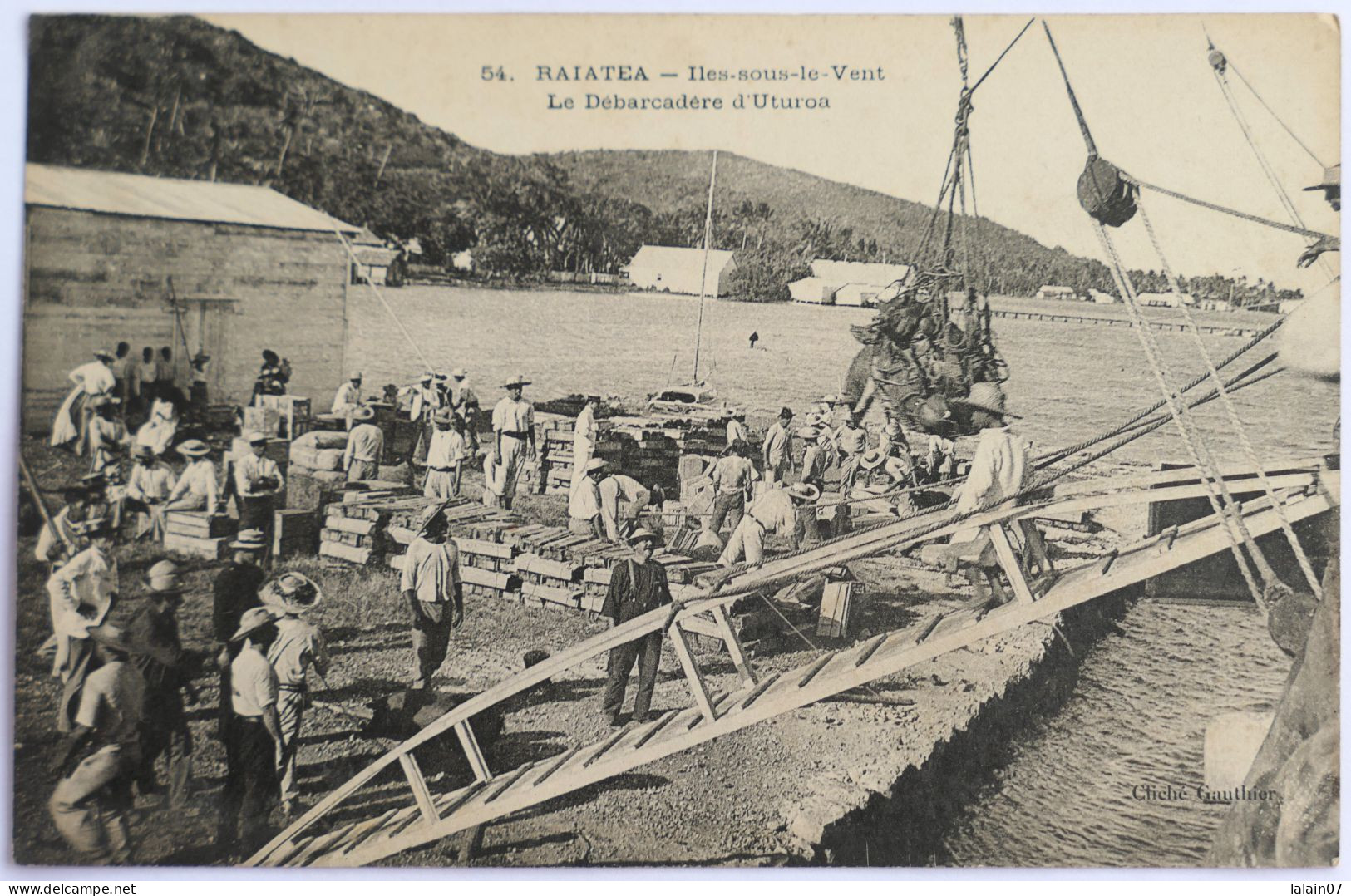 C. P. A. : TAHITI : RAIATEA : Le Débarcadère D'UTUROA, (Iles Sous Le Vent) - Tahiti