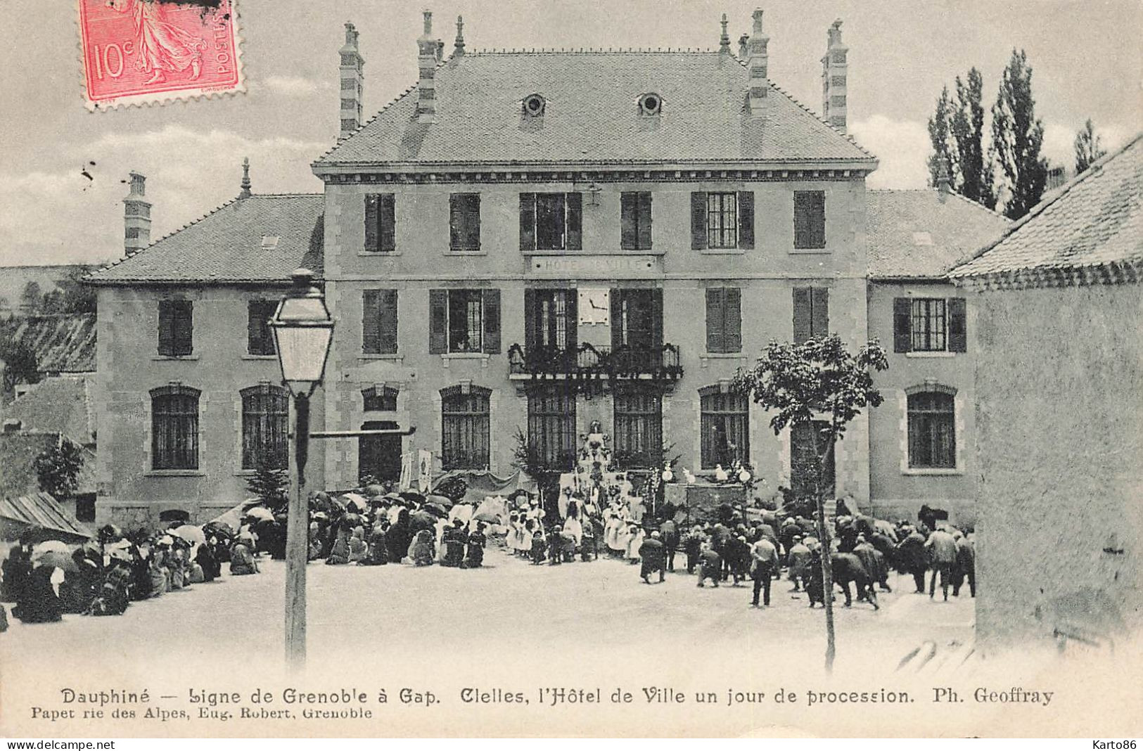 Clelles * Place De L'hôtel De Ville Un Jour De Procession * Fête Religieuse - Clelles