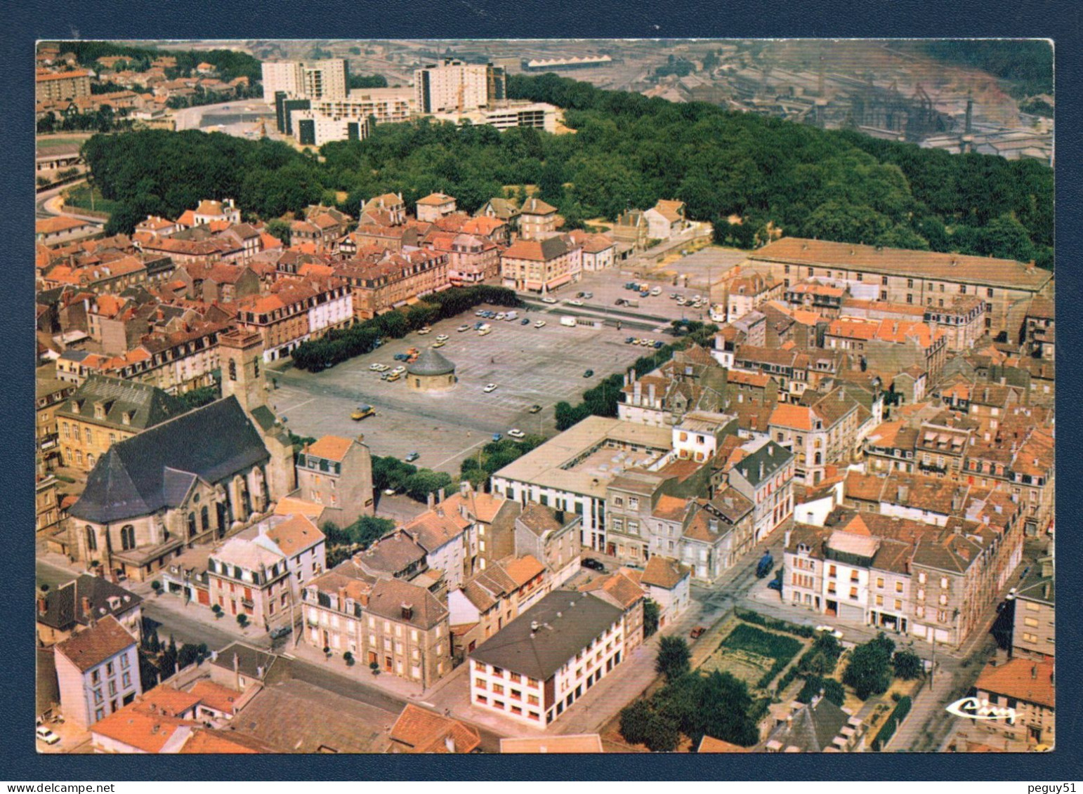 54.Longwy-Haut. Vue Aérienne. Place Darche, église Saint-Dagobert, Le Puits De Siège. - Longwy