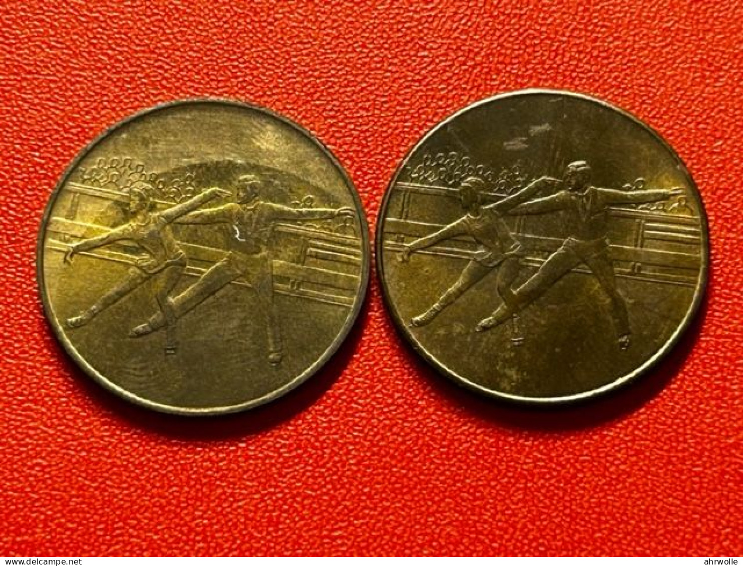 Zwei Medaillen Münzen XIII. Olympische Winterspiele Lake Placid USA 1980, Paarlauf, Messing 6,6 Gramm - Monete Allungate (penny Souvenirs)