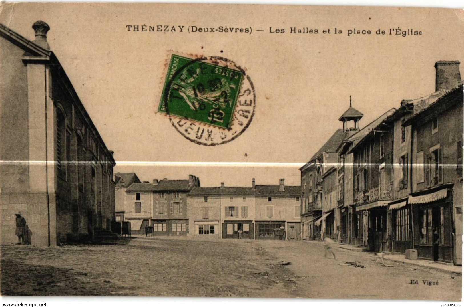 79 . THENEZAY . LES HALLES ET LA PLACE DE L EGLISE  . 1923   ( Trait Blanc Pas Sur Original ) - Thenezay