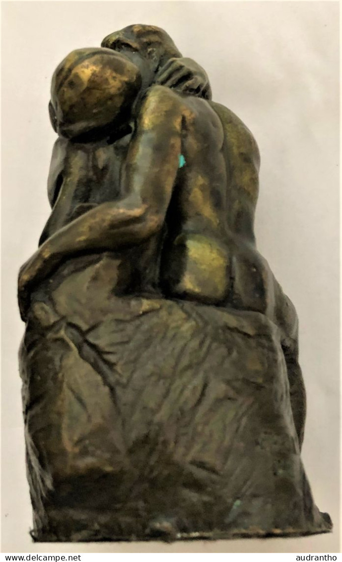 Le Baiser De Rodin. Statuette Reproduction En Bronze. H. 12 Cm. - Bronzi