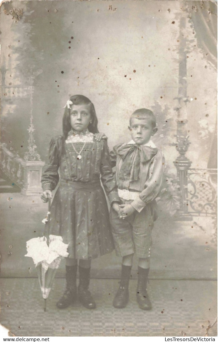 CARTE PHOTO - Portrait De Deux Enfants - Frère Et Sœur - Parapluie - Carte Postale Ancienne - Ritratti