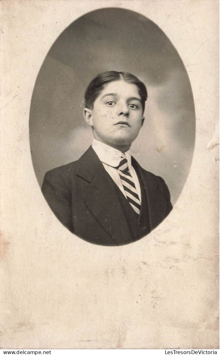 CARTE PHOTO - Médaillon - Portrait D'un Jeune Garçon - Cravate Rayée - Carte Postale Ancienne - Ritratti