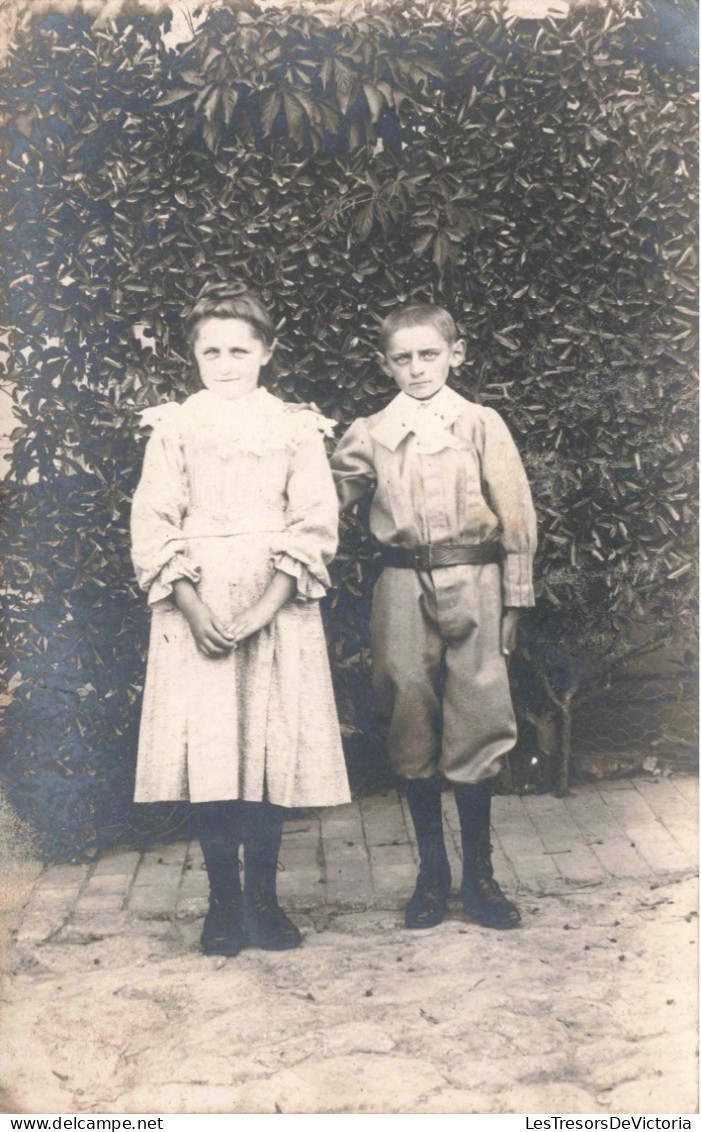 CARTE PHOTO - Portrait De Deux Enfants - Fratrie - Extérieur - Carte Postale Ancienne - Groupes D'enfants & Familles