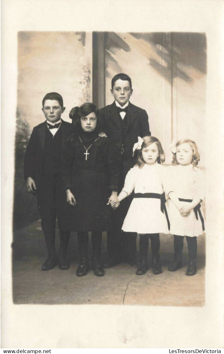 CARTE PHOTO - Groupe D'enfants Prenant Une Photo - Jumelles - Carte Postale Ancienne - Grupo De Niños Y Familias