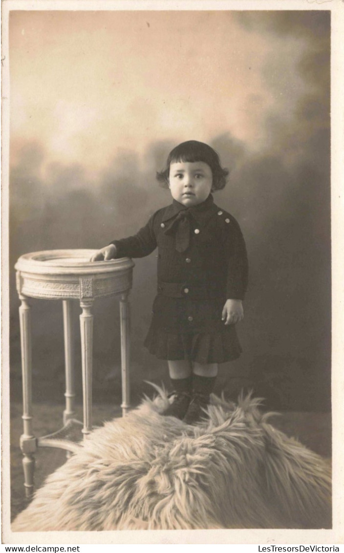 CARTE PHOTO - Petite Fille Debout Sur Un Tapis En Fourrure - Carte Postale Ancienne - Ritratti