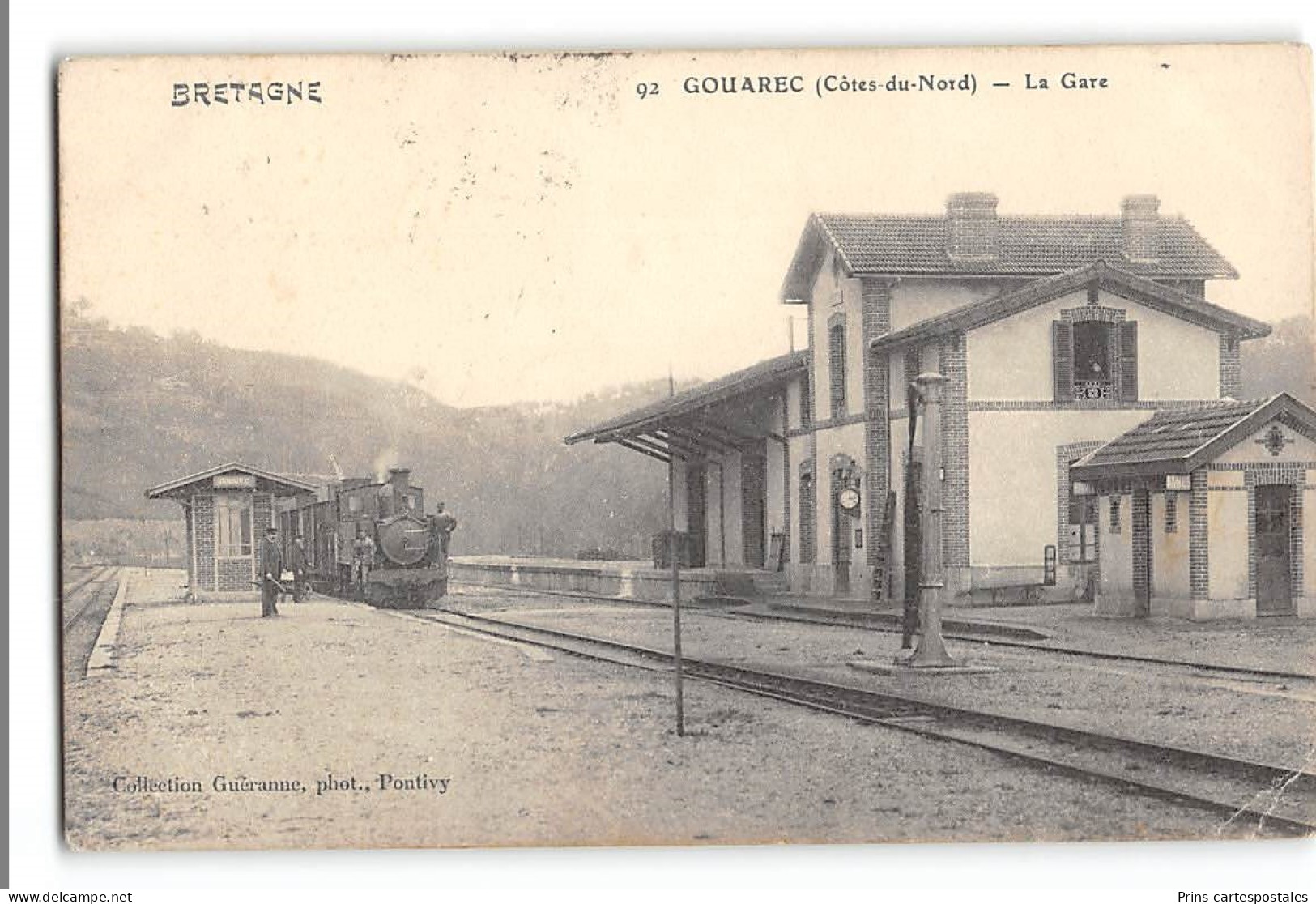 CPA 22 Gouarec La Gare Et Le Train Tramway - Gouarec