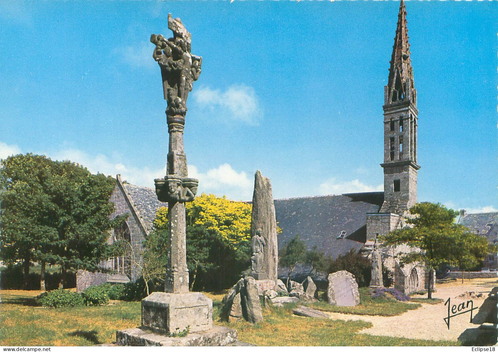 Plozevet - Le Calvaire - Le Monument Aux Morts Et L' Eglise Gothique    O 543 - Plozevet