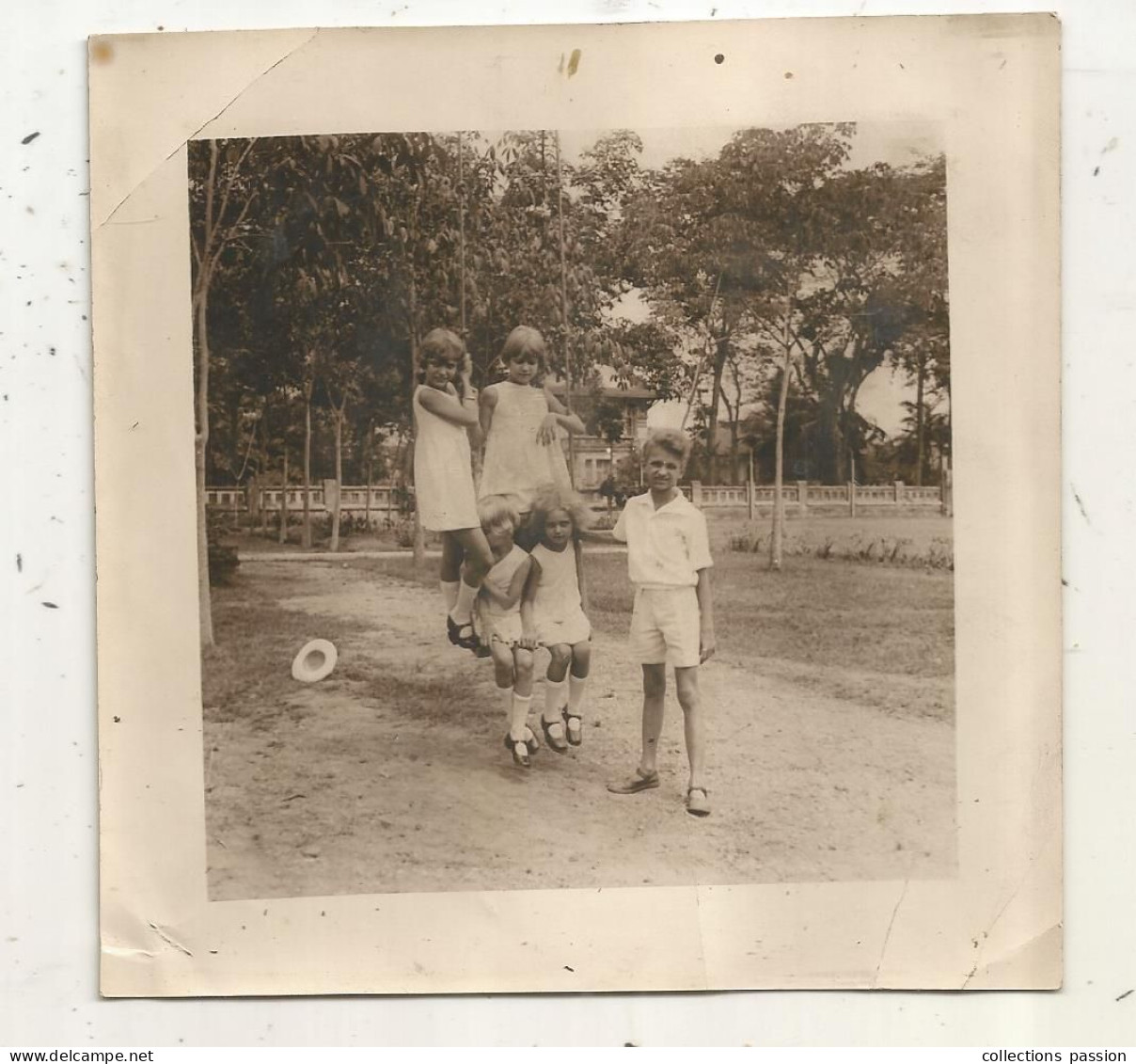 Photographie, Jeunes Filles Dans Le Jardin, SAIGON, 1931, INDOCHINE FRANCAISE, 115 X 115 Mm - Azië