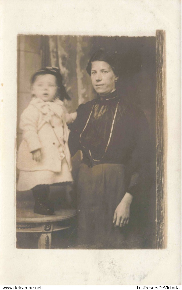 CARTE PHOTO - Portrait D'une Mère Avec Sa Petite Fille - Visage Flou - Carte Postale Ancienne - Groepen Kinderen En Familie