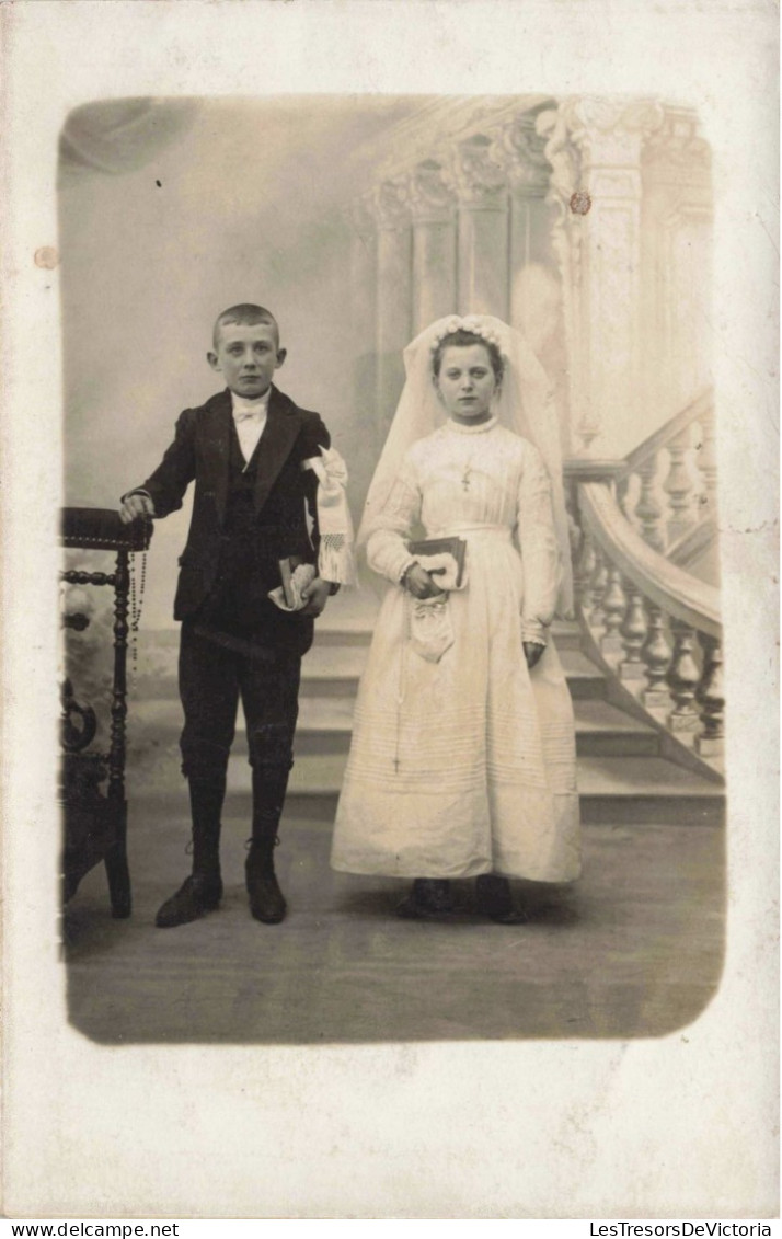 CARTE PHOTO - Deux Enfants Lors De Leur Première Communion - Habits De Mariés - Carte Postale Ancienne - Ritratti