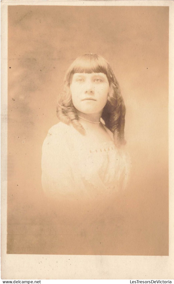 CARTE PHOTO - Portrait - Buste D'une Jeune Femme Avec Une Frange - Anglaises - Carte Postale Ancienne - Portraits