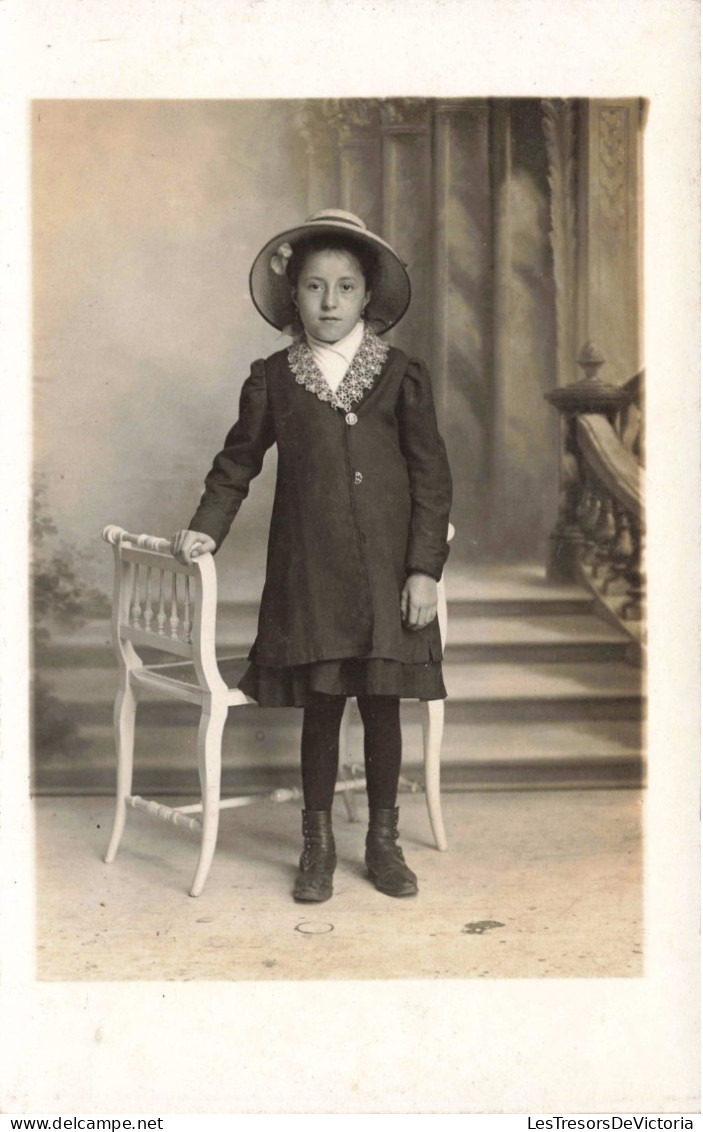 CARTE PHOTO - Petite Fille Portant Un Chapeau - Carte Postale Ancienne - Ritratti