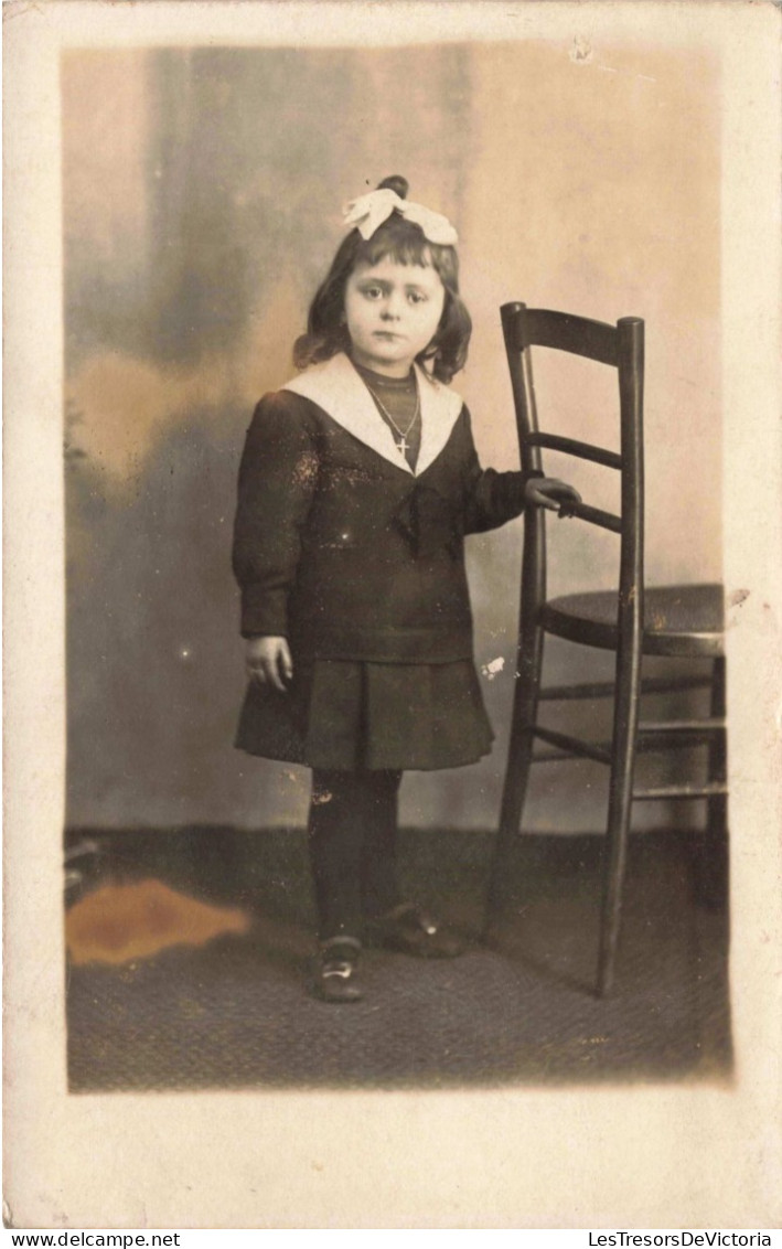 CARTE PHOTO - Petite Fille Avec Un Ruban Dans Les Cheveux - Chaise - Carte Postale Ancienne - Ritratti