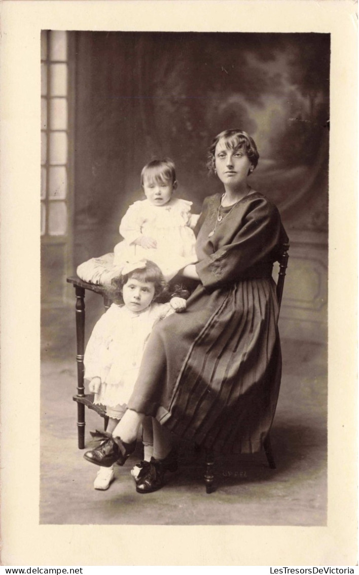 CARTE PHOTO -  Une Mère Avec Ses Deux Filles - Jupe Plissée - Portrait De Famille - Carte Postale Ancienne - Grupo De Niños Y Familias