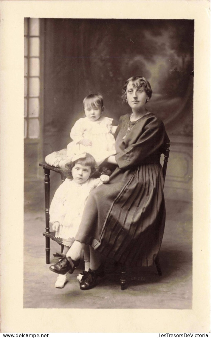 CARTE PHOTO -  Une Mère Avec Ses Deux Filles - Jupe Plissée - Portrait De Famille - Carte Postale Ancienne - Groupes D'enfants & Familles