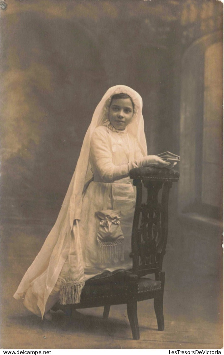 CARTE PHOTO -  Petit Fille Agenouillée - Première Communion - Oblitérée En 1918 - Carte Postale Ancienne - Ritratti