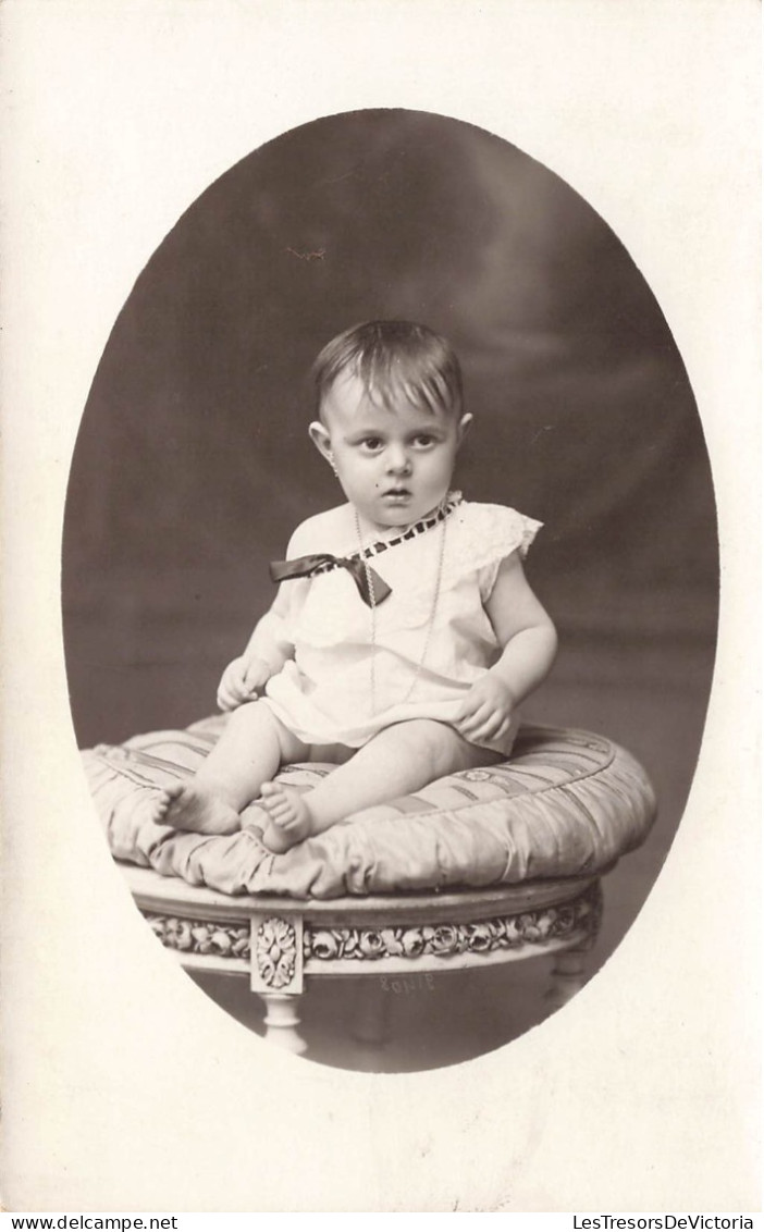 CARTE PHOTO -  Bébé Assis Sur Un Coussin - Carte Postale Ancienne - Portraits
