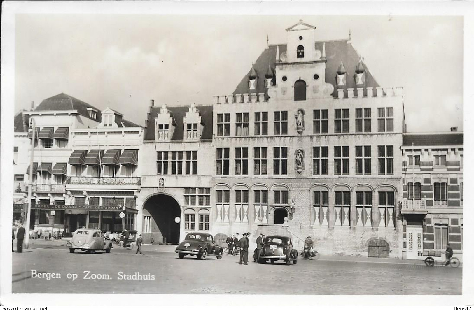 Bergen Op Zoom Met Old Timers Voor Het Stadhuis - Bergen Op Zoom