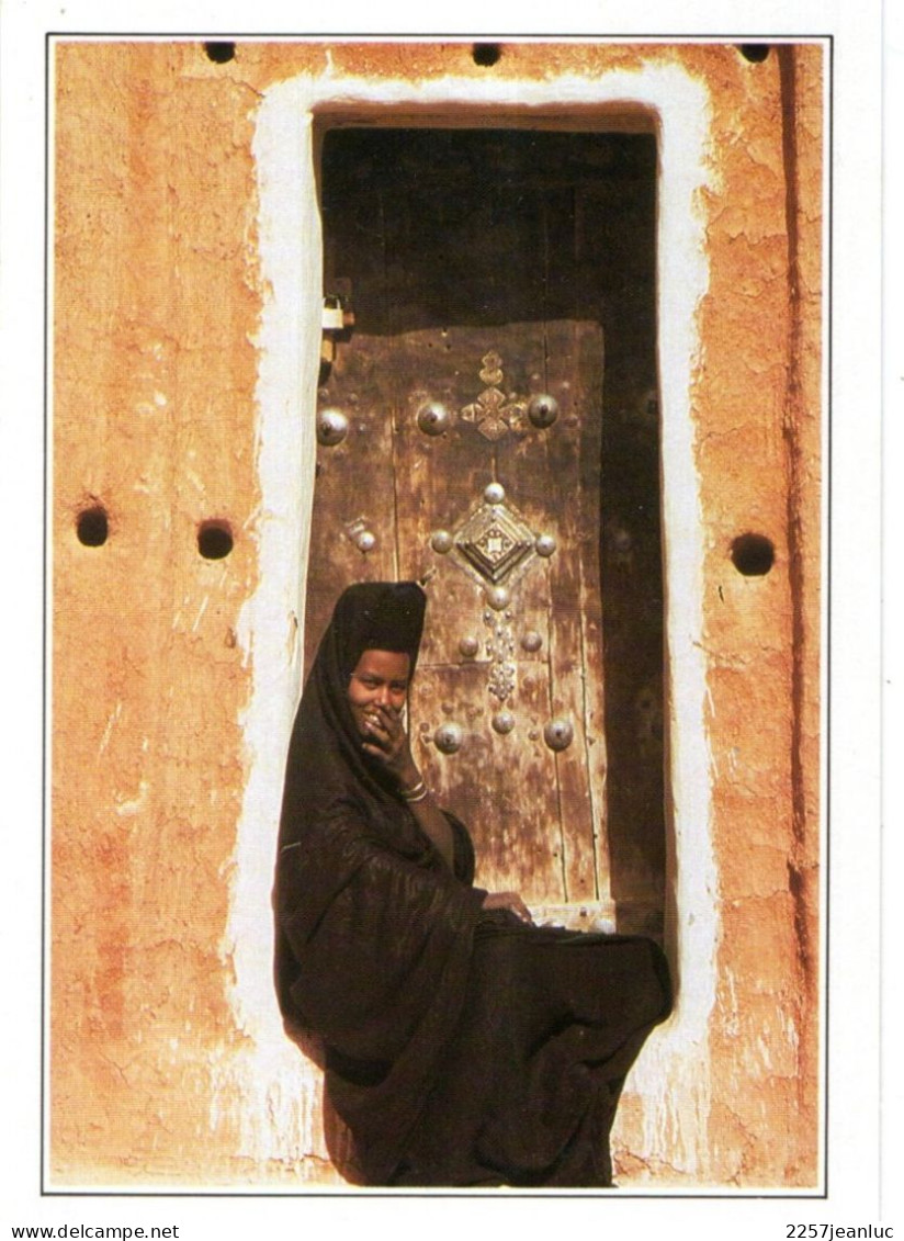 CPM  * Mauritanienne Assise Sur Le Pas De Sa Porte à Oualata. - Mauritanie