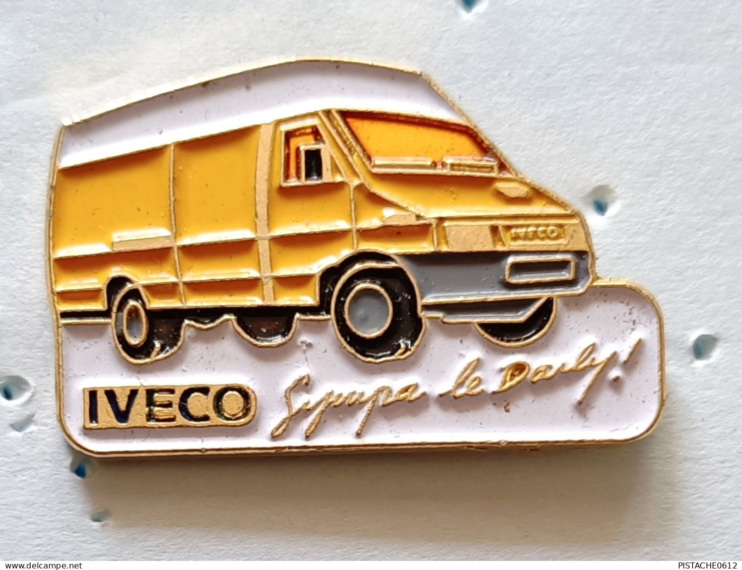 Pin's Camion Iveco Sympa Le Daily - Transports