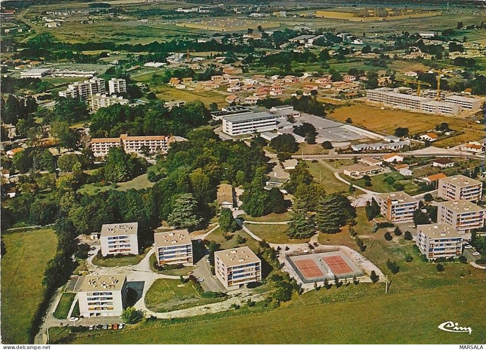 CPM Blanquefort   La Cité Muratel  Au Fond L'usine Ford - Blanquefort