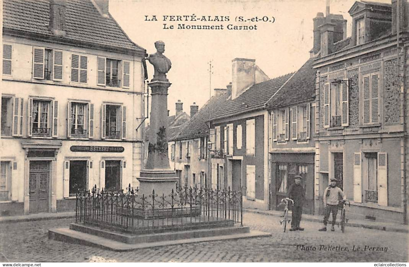 La Ferté Alais          91         Le Monument Carnot       (voir Scan) - Etampes