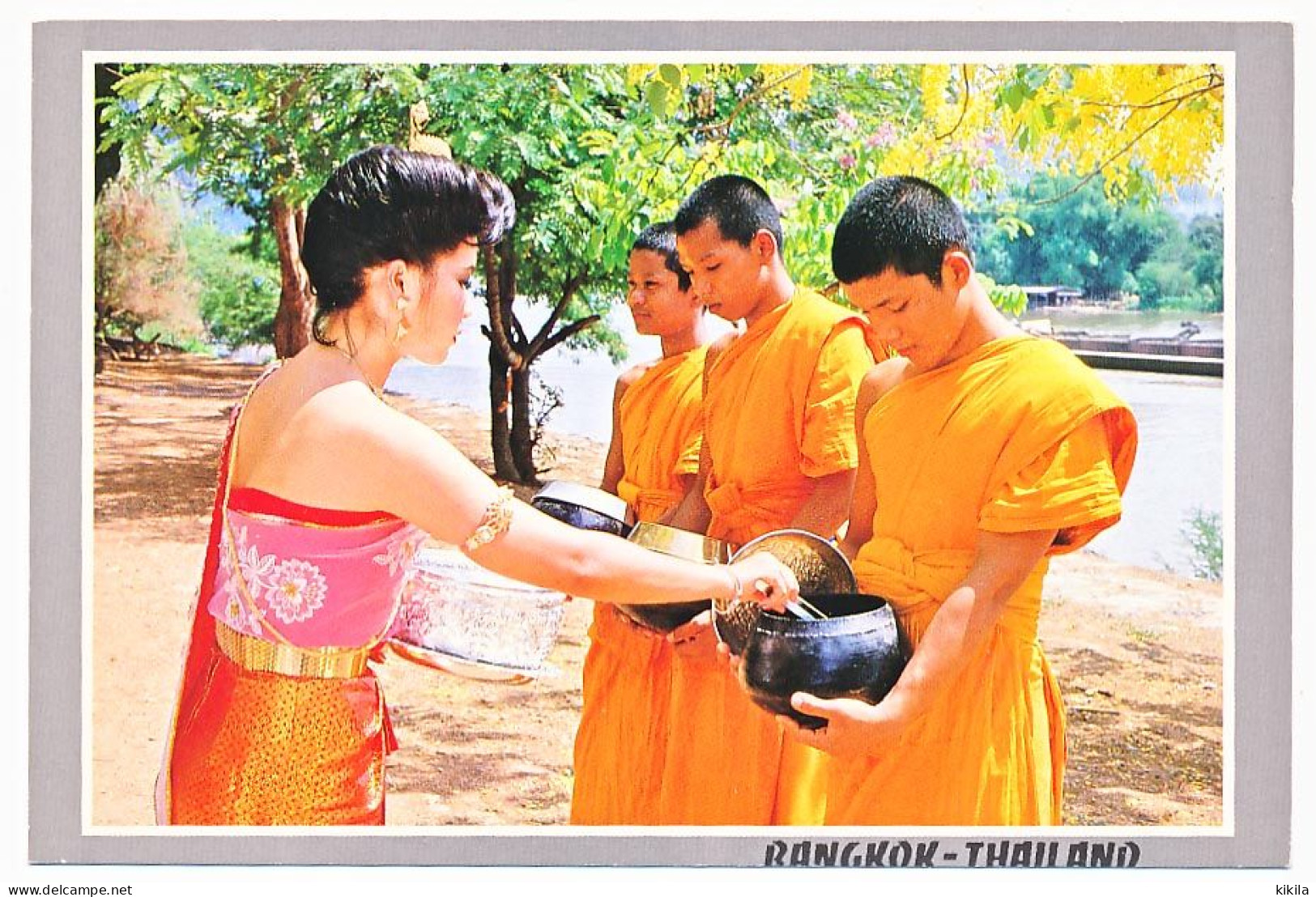 CPSM 10.5 X 15 Thaïlande (33) A Thai Girl, Making Merit By Giving Food To The Monks Jeune Fille Qui "fait Mérite" En * - Thaïlande