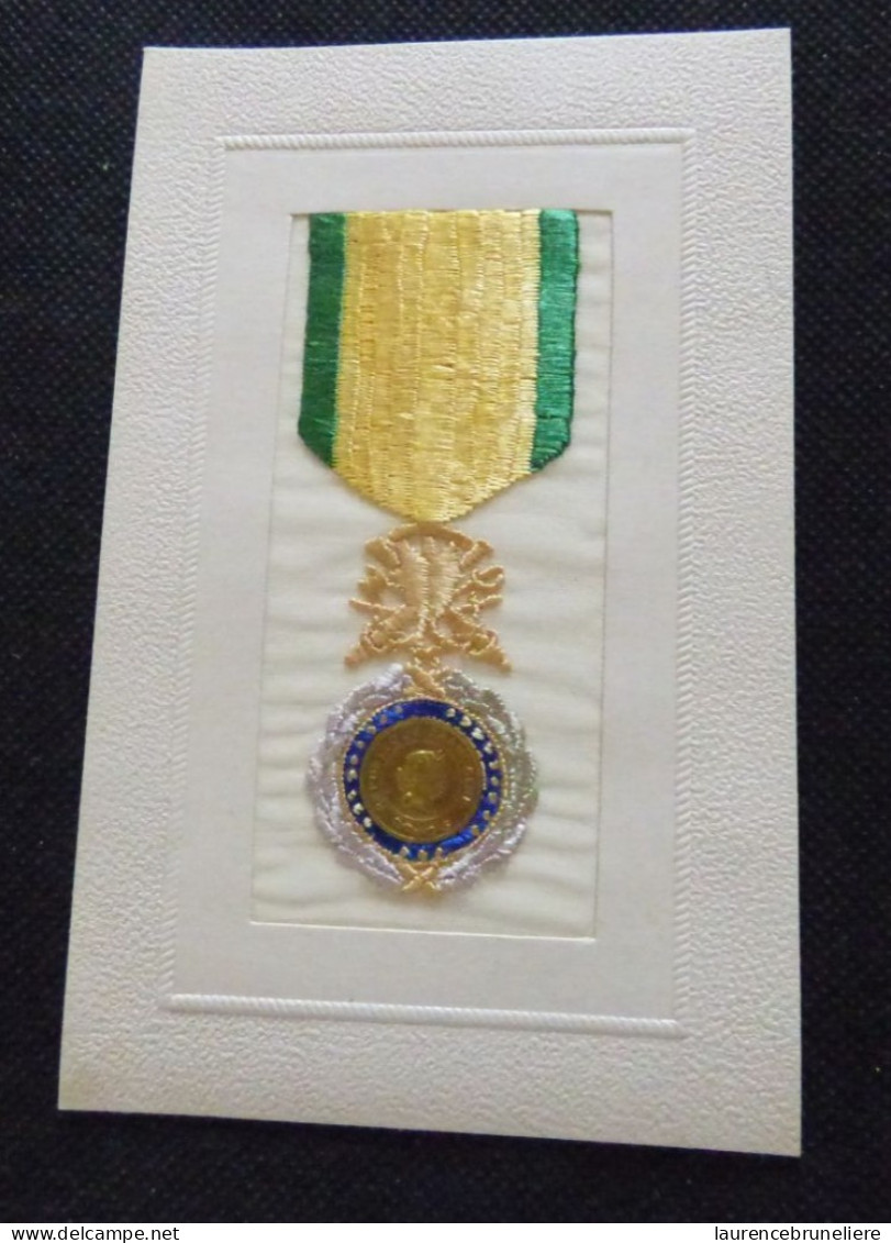 CARTE BRODEE -MILITARIA - MEDAILLE REPUBLIQUE FRANCAISE - Ricamate