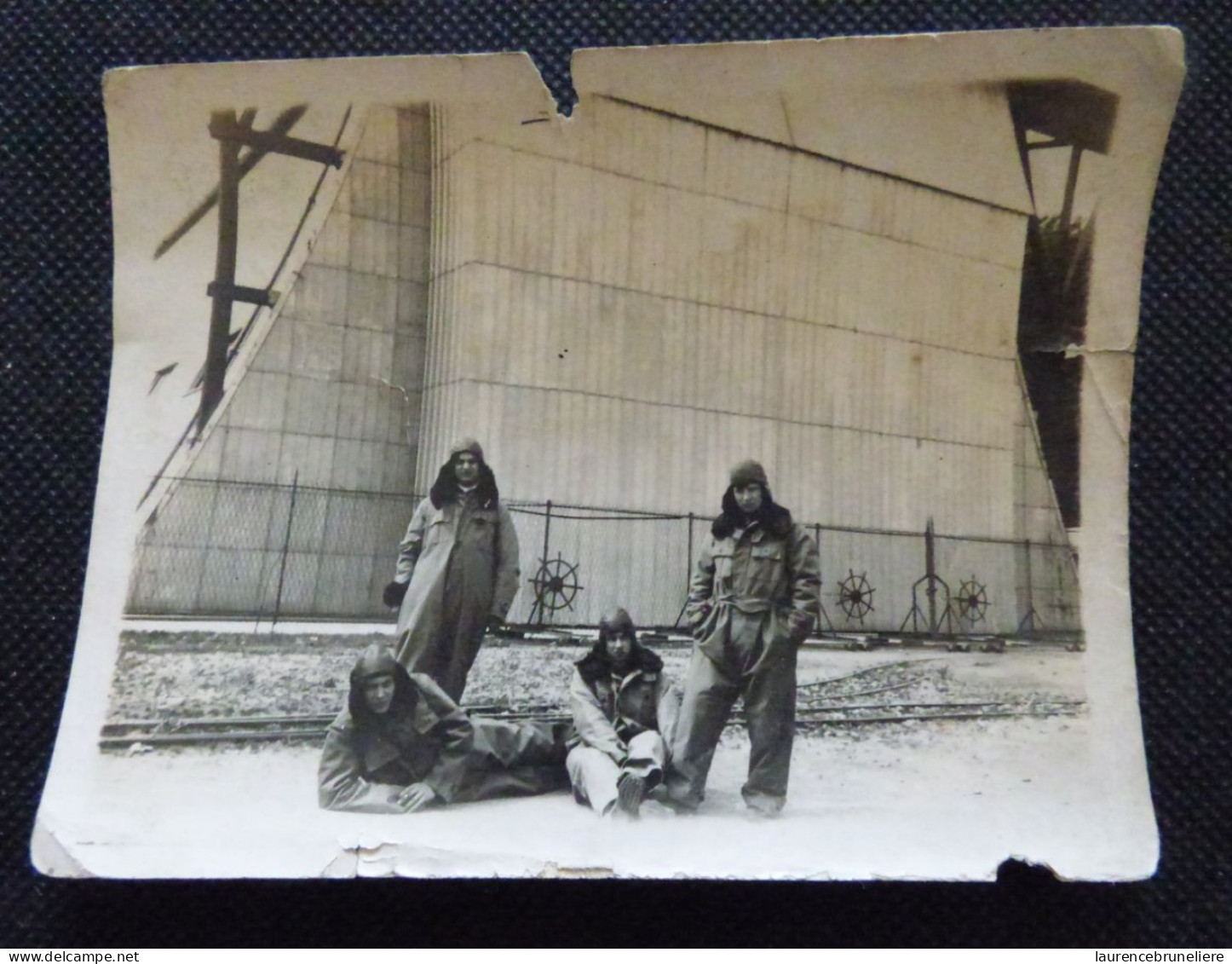 PHOTOGRAPHIES ORIGINALES -  AVIATEURS POSANT DEVANT LE HANGAR A AVIONS - GUERRE 39/45 - Guerre, Militaire