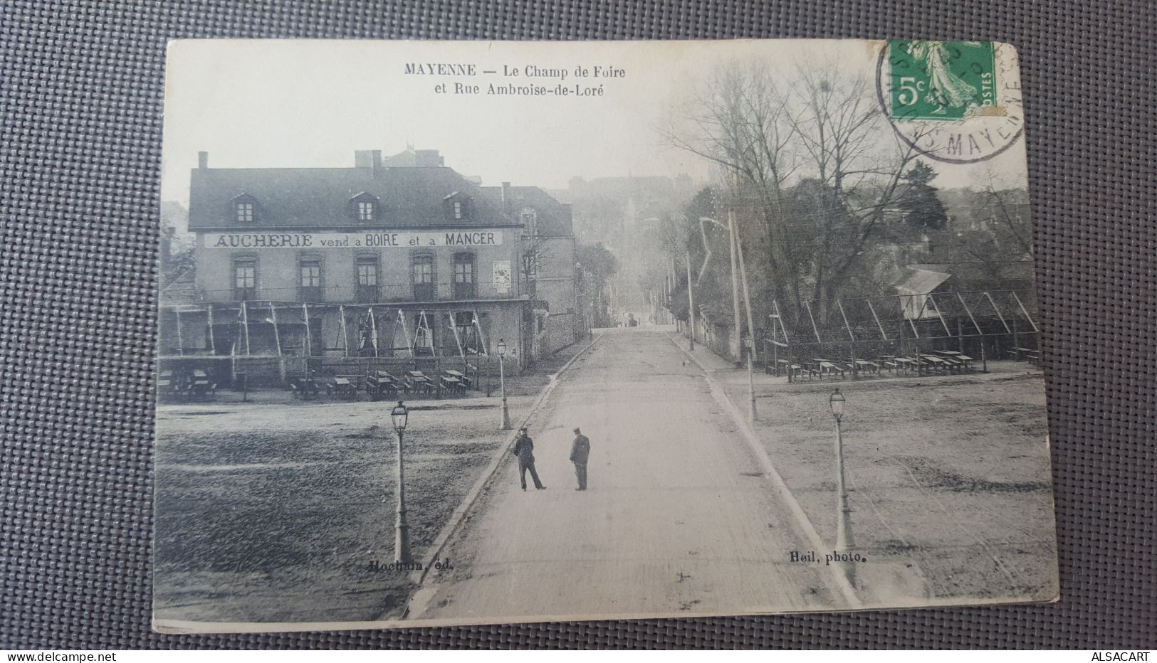 Mayenne , Le Champ De Foire Et Rue Ambroise De Loré - Mayenne