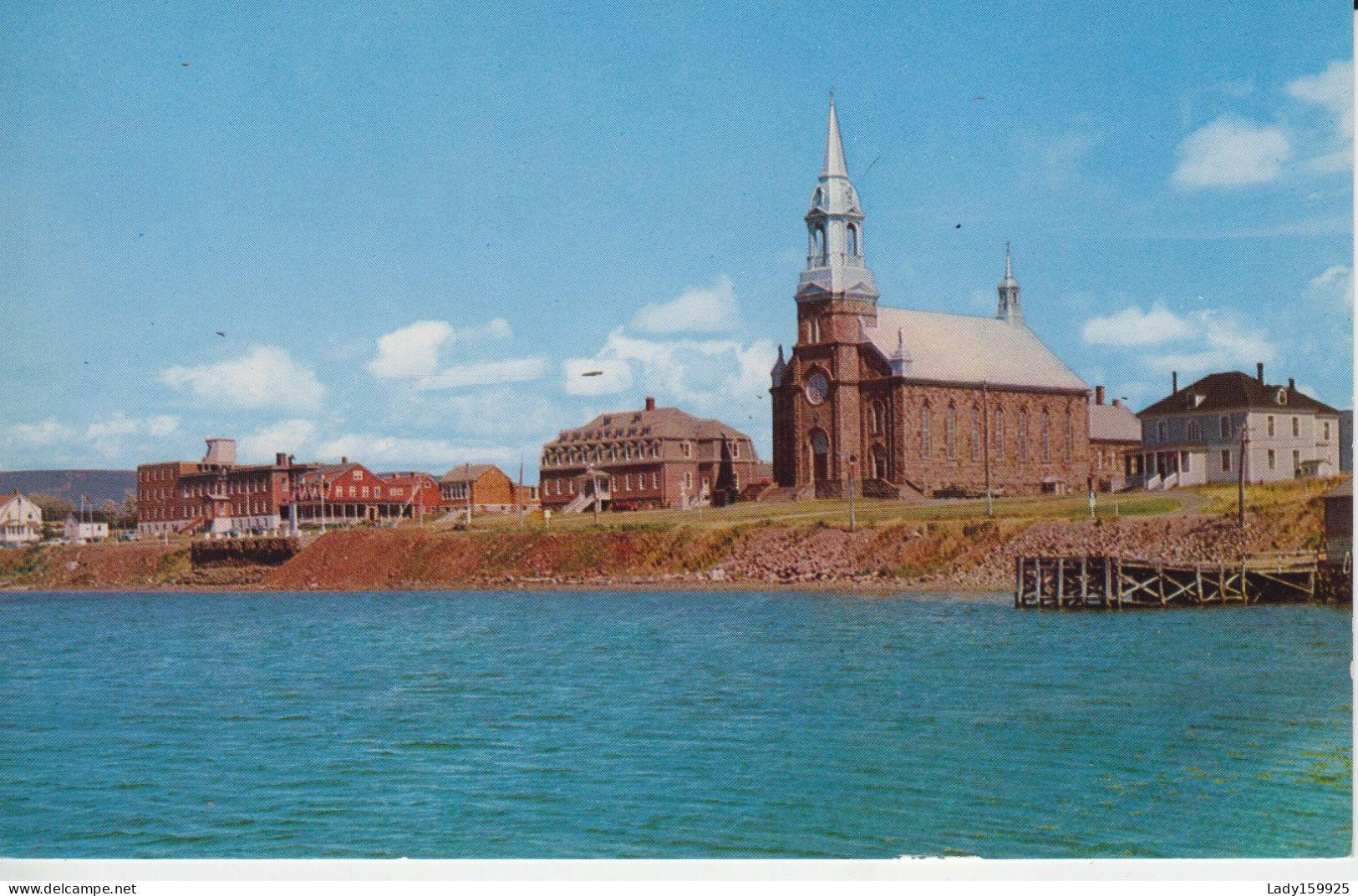 Eglise St. Pierre Cheticamp Cape Breton  N.S. Canada, Bord Golfe St-Laurent Grand Bâtiment .a Coté?? Industrie Plus Loin - Cape Breton