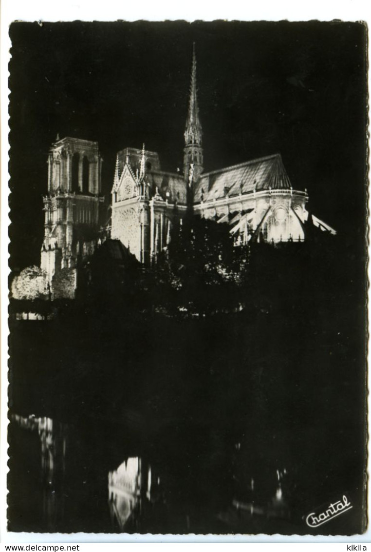 CPSM Dentelée 10.5 X 15 PARIS Notre Dame Illuminée - Notre Dame De Paris