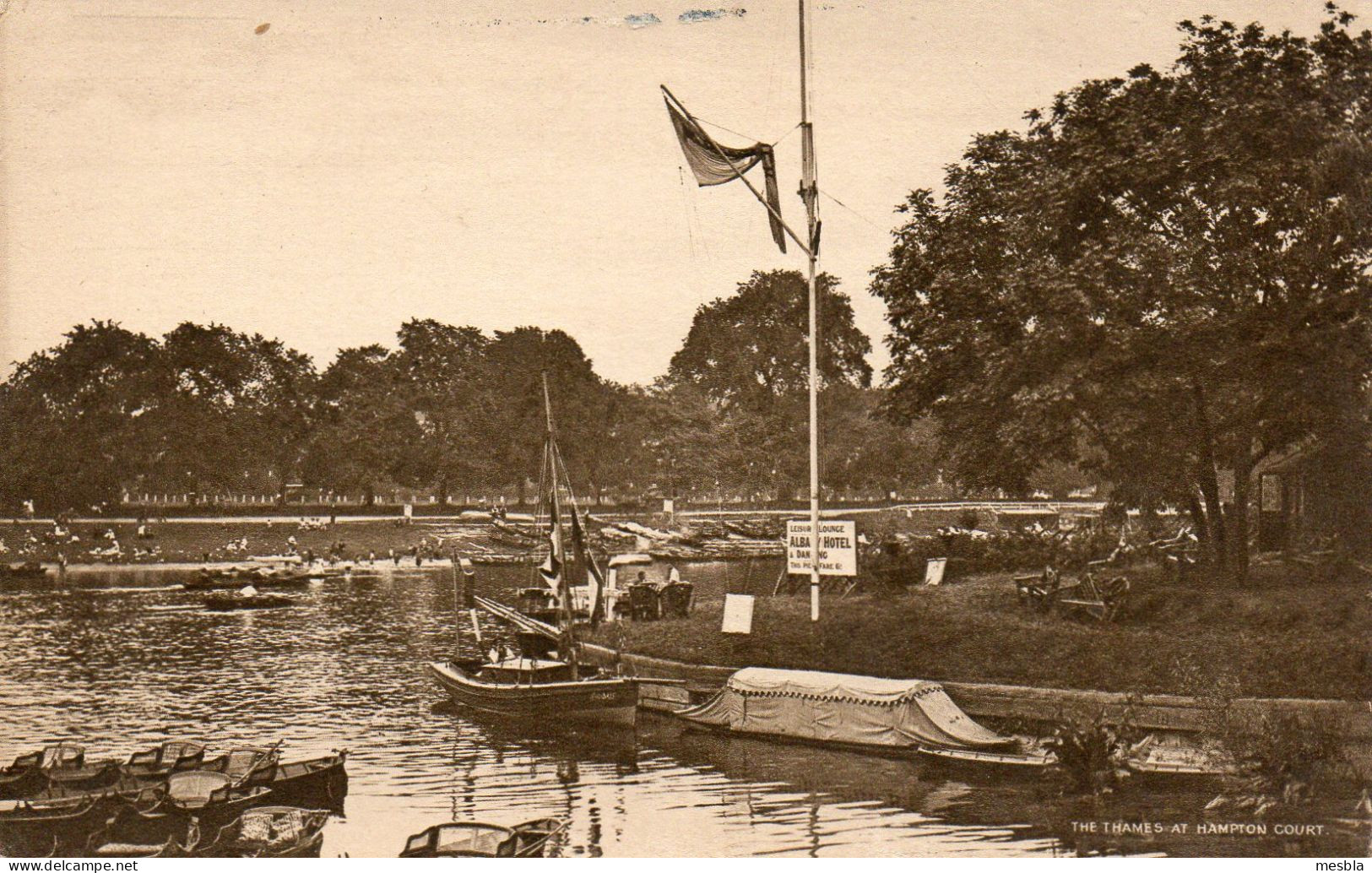 CPA -  SURREY  -  The Thames   At  HAMPTON  COURT  -  Hotel , Dancing. - Surrey