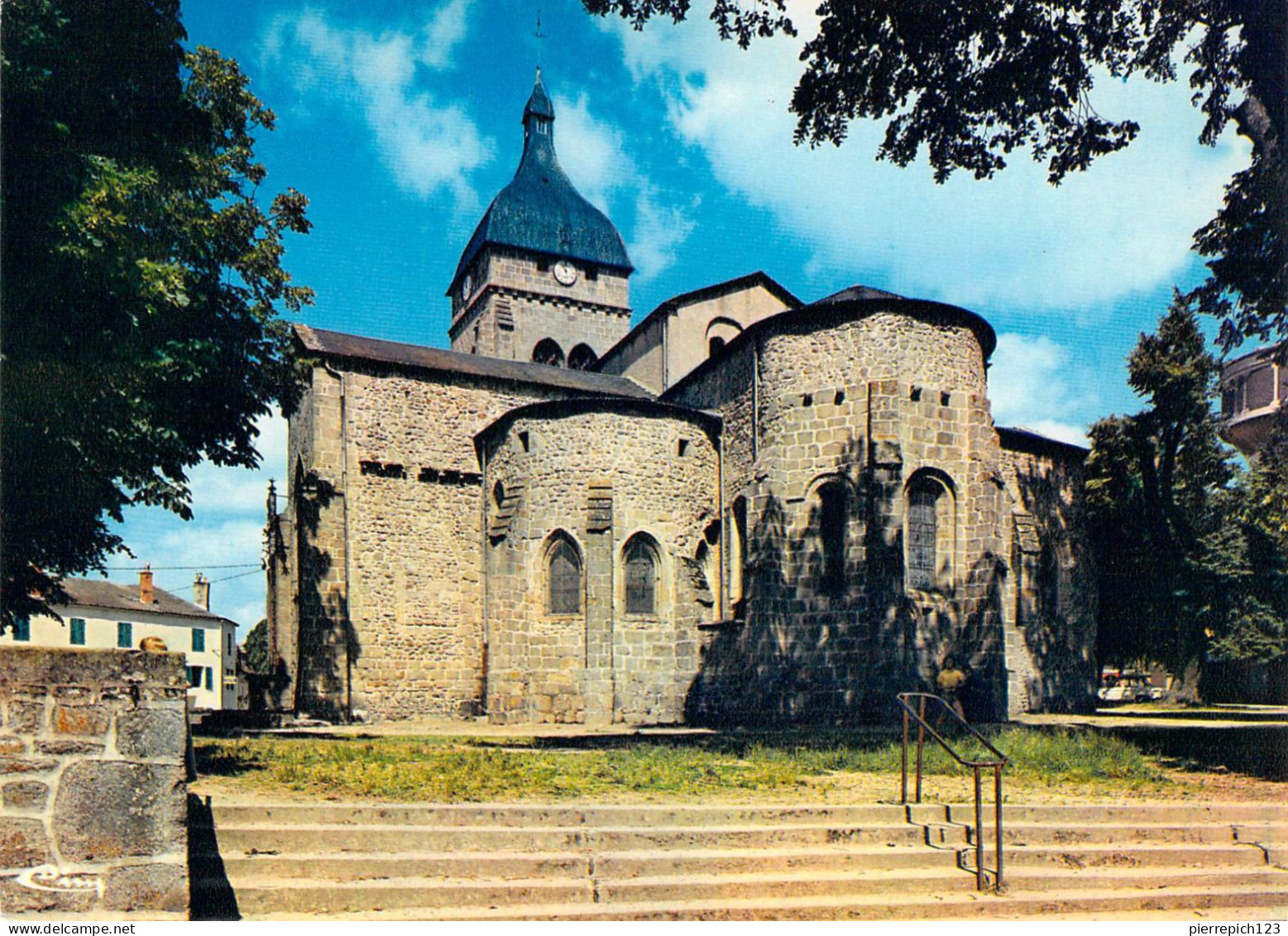 63 - Saint Gervais D'Auvergne - L'église Romane Du XIIe Siècle - Saint Gervais D'Auvergne