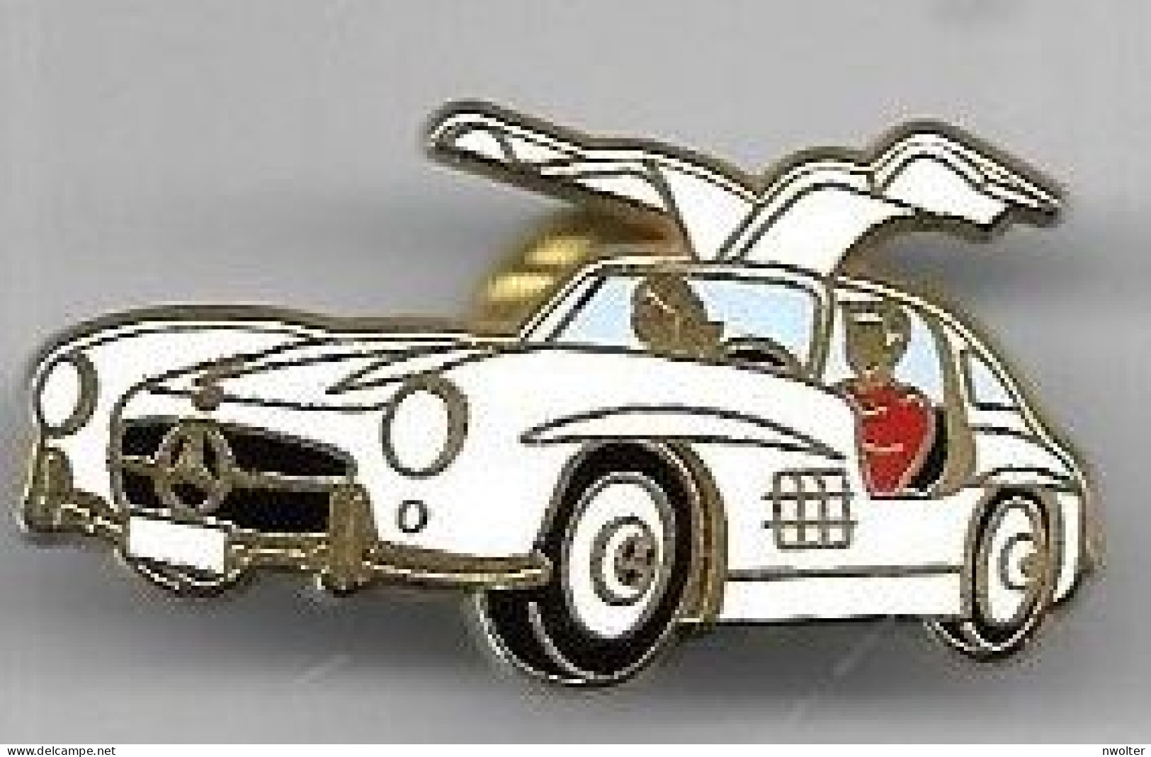 @+ Pin's Mercedes - 300 SL BLANCHE  - Polo Rouge - ARTHUS BERTRAND - Mercedes