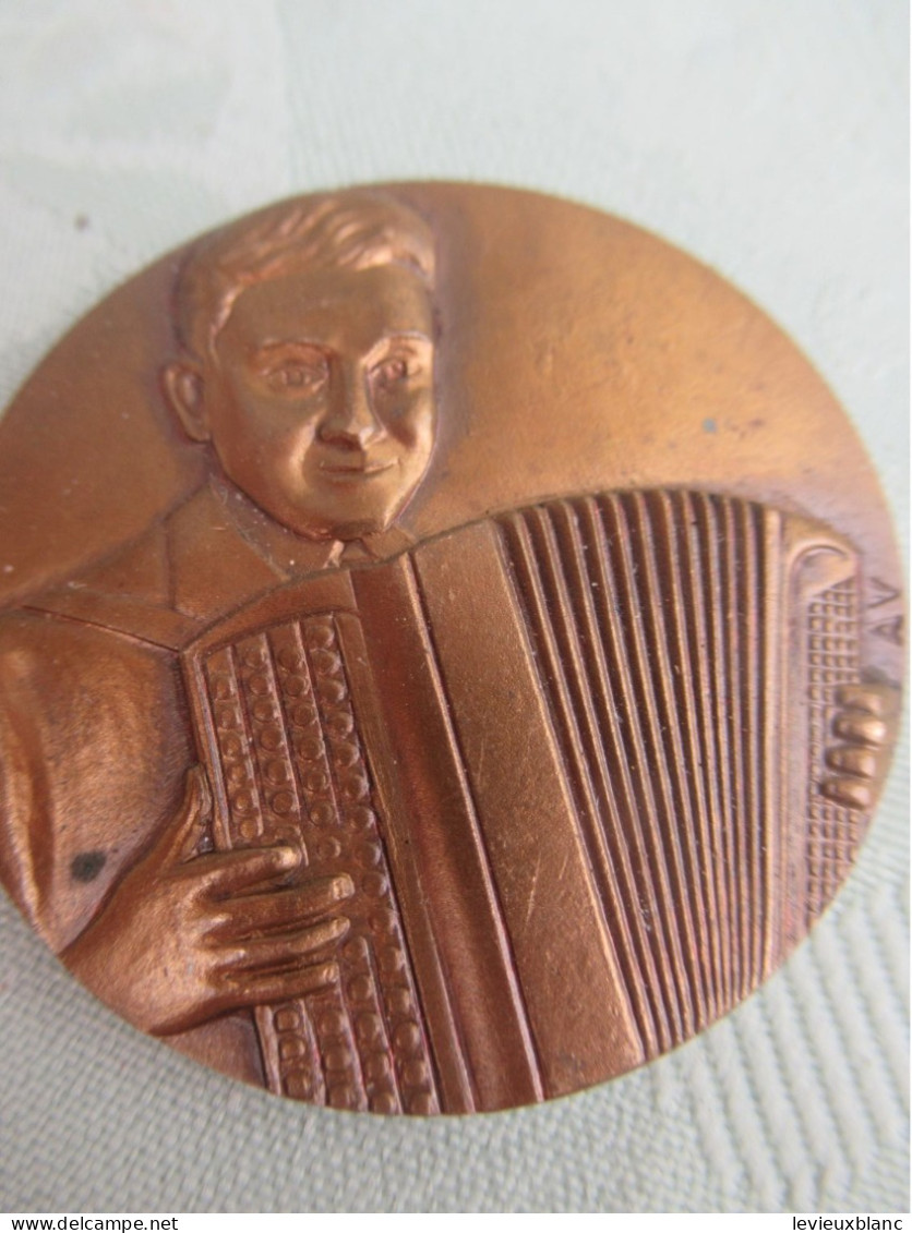 Petite Médaille De Table/Musicien Jouant De L'accordéon / A.P.H./Bronze /seconde Moitié Du  XXème      PART330 - Sonstige & Ohne Zuordnung