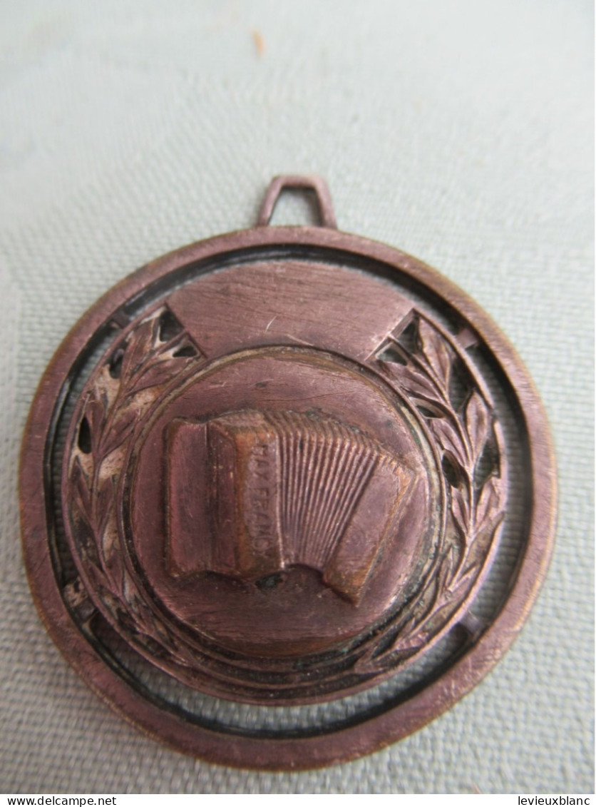 Petite Médaille / Accordéon MAX FRANCY /Bronze Brossé /avec Couronne  De Lauriers/ Seconde Moitié Du  XXème      PART332 - Andere & Zonder Classificatie