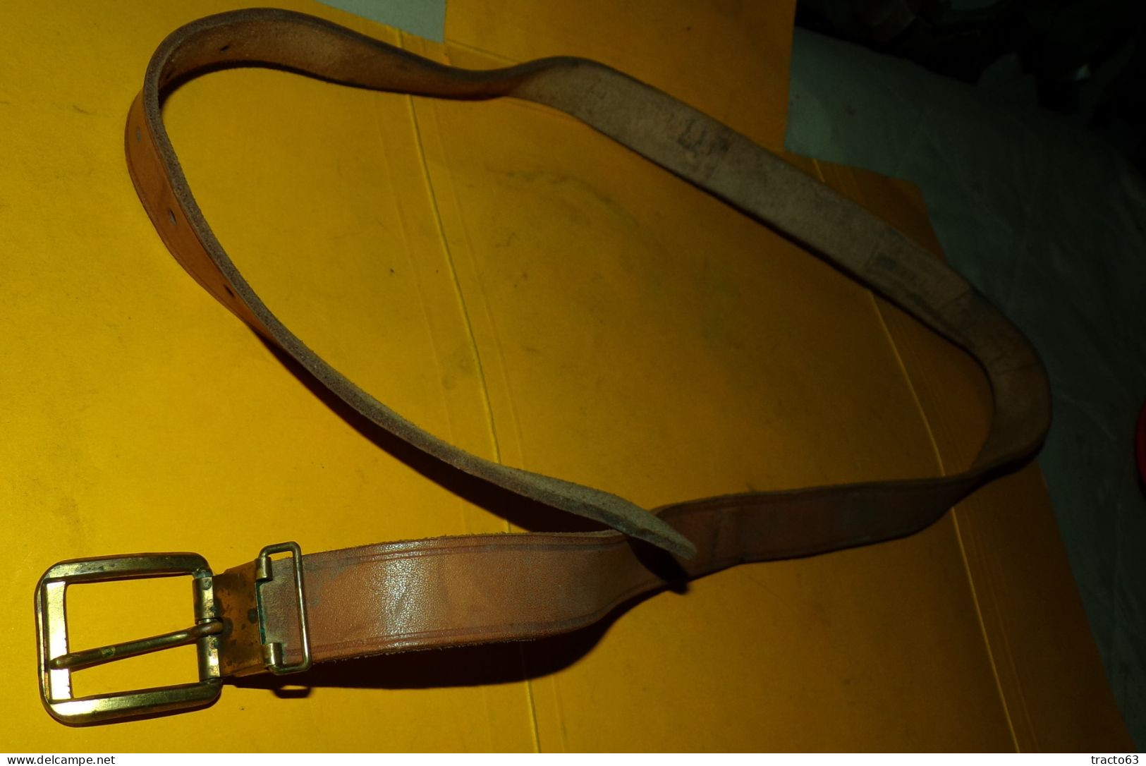 CEINTURE OU SANGLE EN CUIR DE L'ARMEE FRANCAISE , A IDENTIFIER , LONGUEUR DE LA CEINTURE POUR ATTACHE  103 CM  LONGUEUR - Equipement