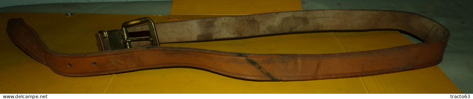 CEINTURE OU SANGLE EN CUIR DE L'ARMEE FRANCAISE , A IDENTIFIER , LONGUEUR DE LA CEINTURE POUR ATTACHE  103 CM  LONGUEUR - Equipement