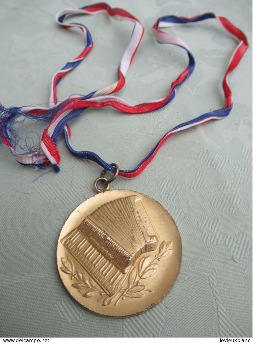 Grande Médaille De Musique/Bronze  Doré/ Accordéon Et Rameaux De Lauriers   /seconde Moitié Du  XXème  PART334 - Sonstige & Ohne Zuordnung