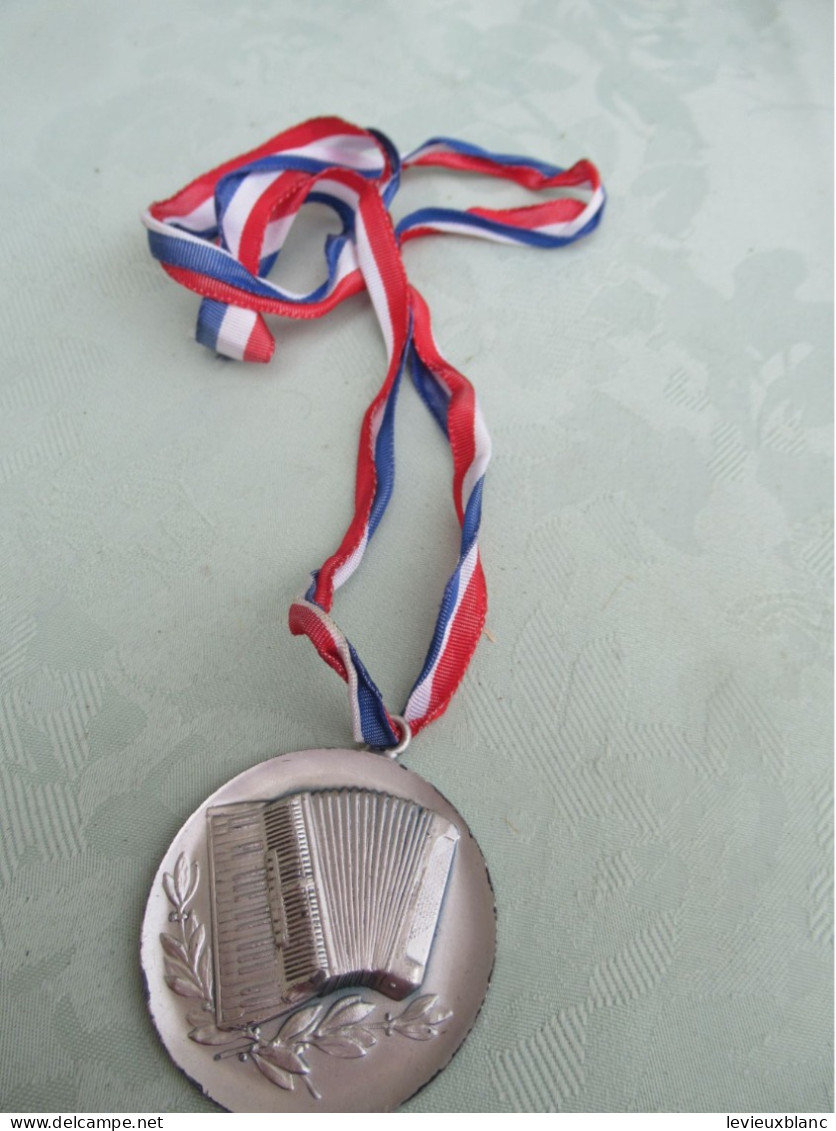 Grande Médaille De Musique/Bronze  Argenté / Accordéon Et Rameaux De Lauriers   /seconde Moitié Du  XXème  PART335 - Sonstige & Ohne Zuordnung