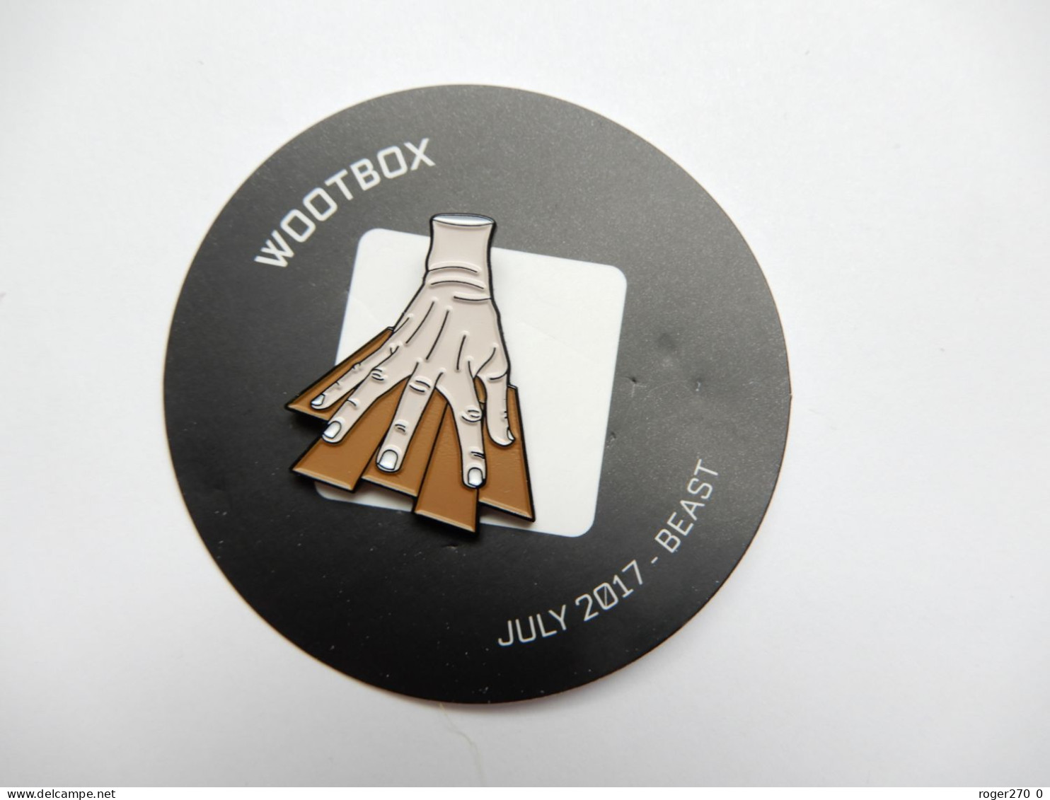 Superbe Pin's Neuf , Jeu Wootbox , Box Geek , Jeux Vidéo , Main - Jeux