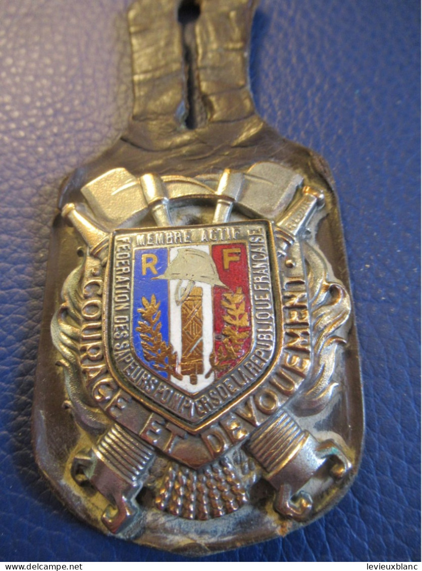 Insigne Ancien De Pucelle Avec Cuir/S. P./Courage Et Dévouement/Membre Actif/Fédération Des SP De RF/ Vers 1950   PUC63 - Brandweer