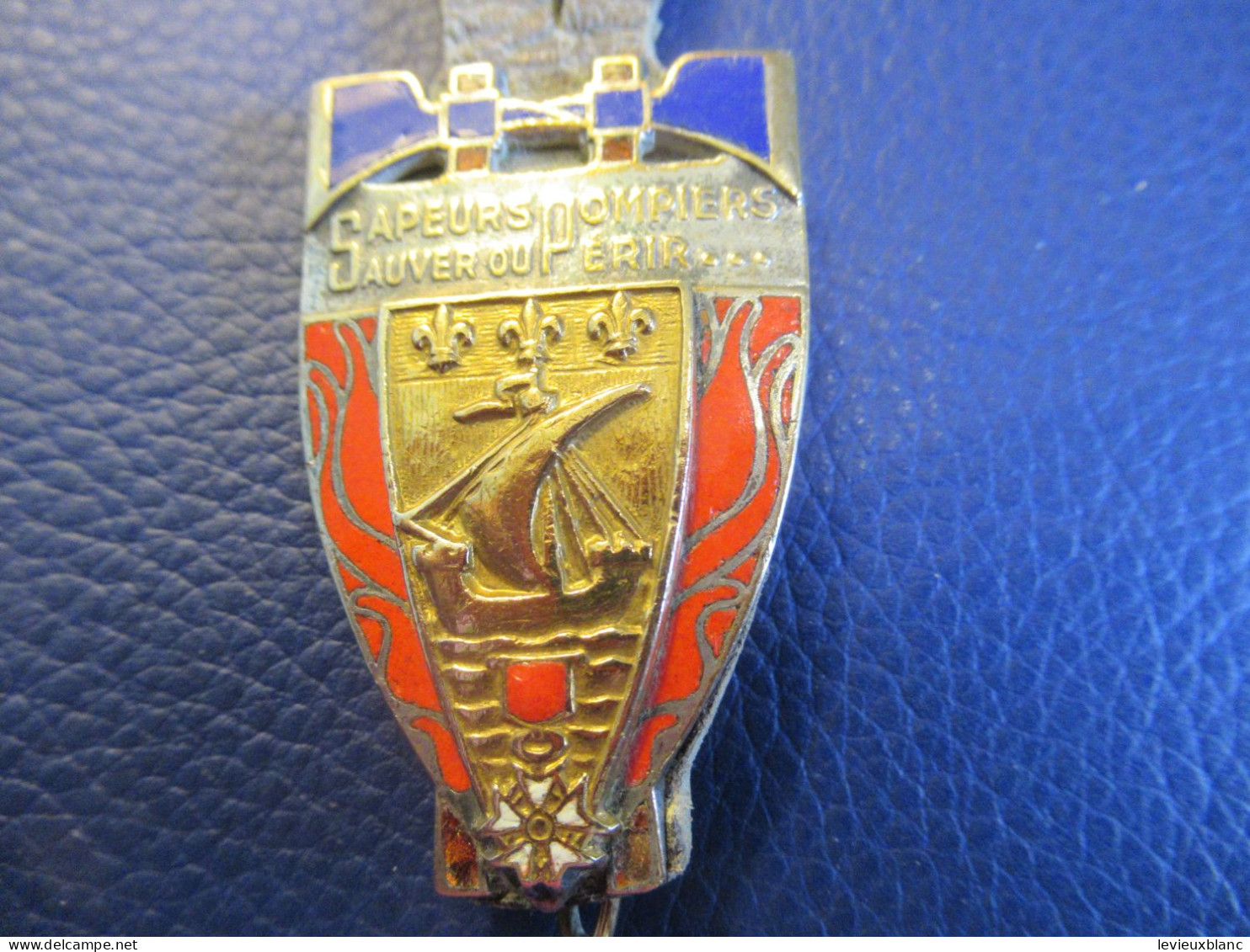 Insigne Ancien De Pucelle Avec Cuir/Sapeurs Pompiers De Paris /Sauver Ou Périr/avec Légion D'Honneur/ Vers 1950   PUC64 - Feuerwehr