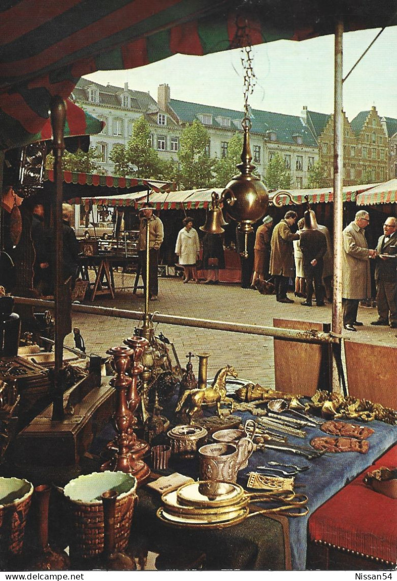 CPM BRUXELLES - BRUSSEL - PLACE DU SABLON - MARCHE D'ANTIQUITES - 1982 - Markten