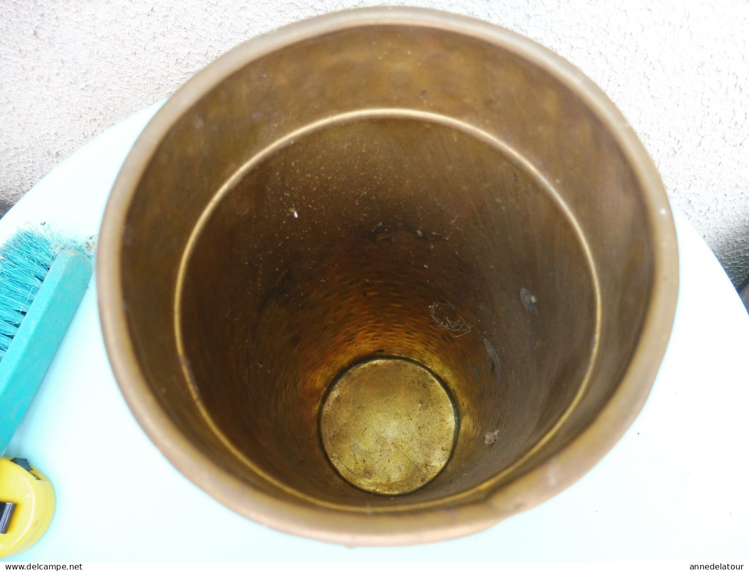 Vase En Cuivre Martelé Avec Façon De Cordon     Hauteur = 30cm , Poids = 540g - Coppers