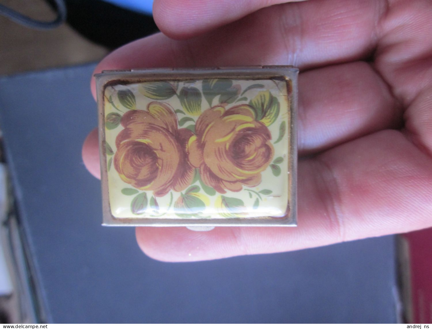 Old Pill Box Flowers Rouses - Medisch En Tandheelkundig Materiaal